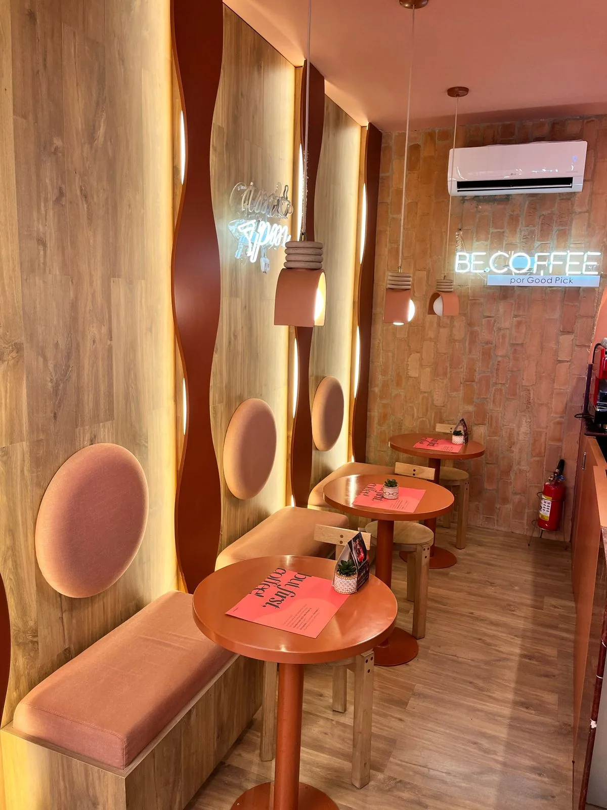 Cafeteria com bancos estofados e iluminação quente