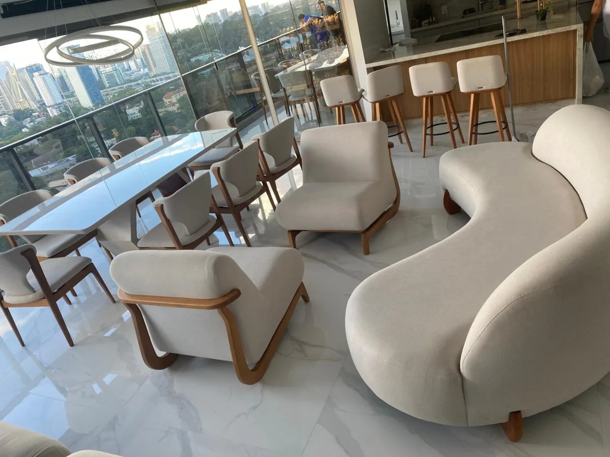 Poltronas brancas de lounge de coworking higienizadas