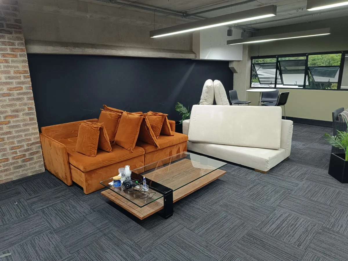 Lounge corporativo com sofás laranja e branco