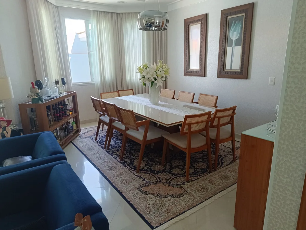 Sala de jantar clássica com tapete persa e sofá azul