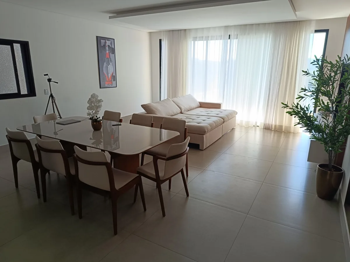Sala de jantar integrada ao living, iluminação natural