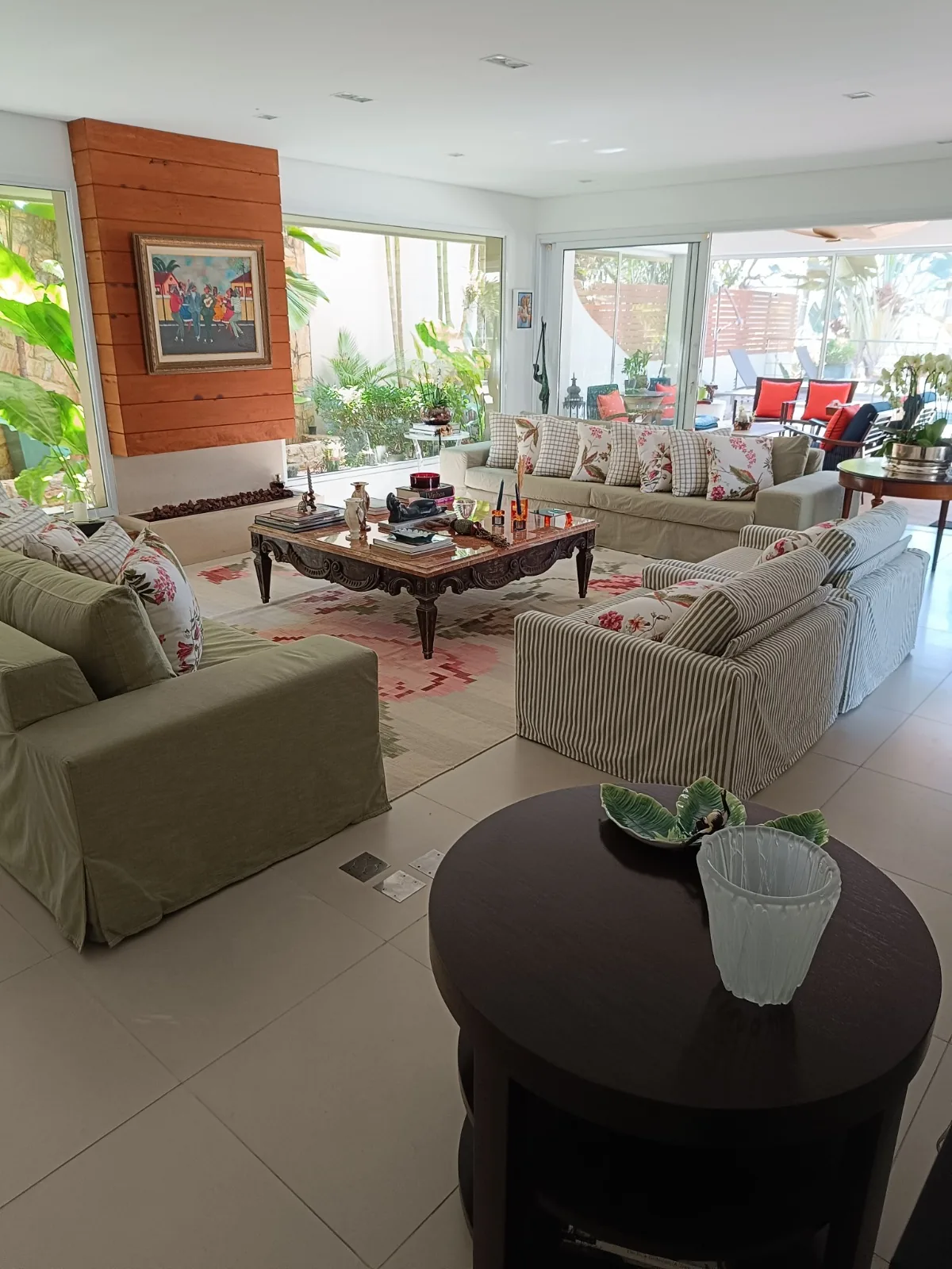 Sala clássica com sofás claros e vista para o jardim