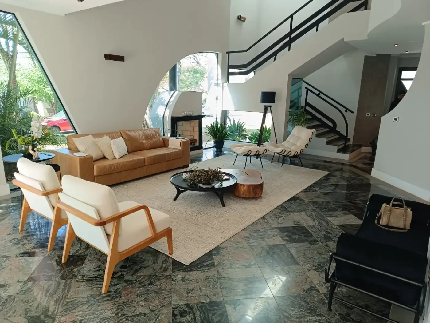 Living de pé-direito duplo com estofados higienizados