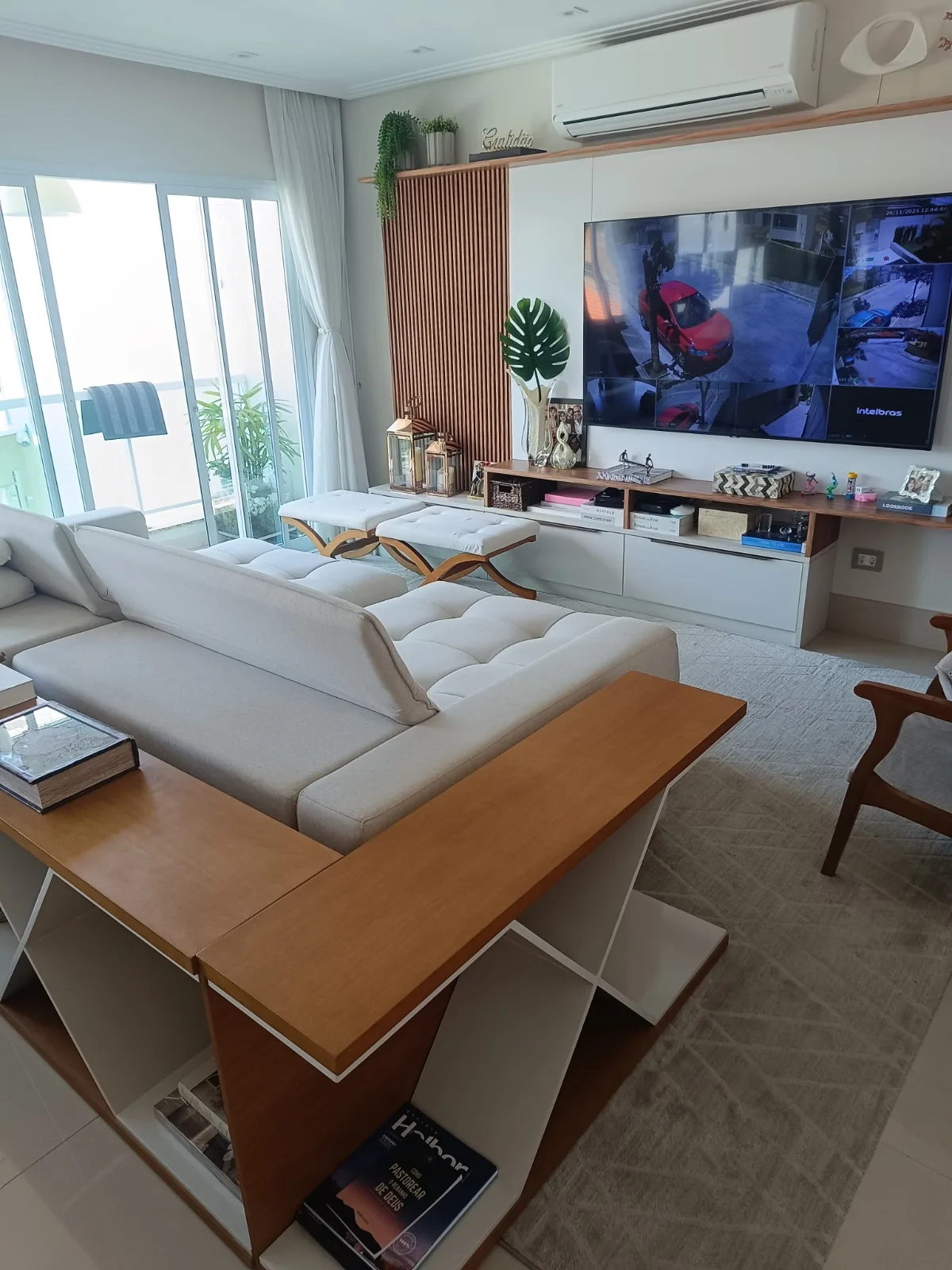 Sofá branco retrátil em sala de TV ampla