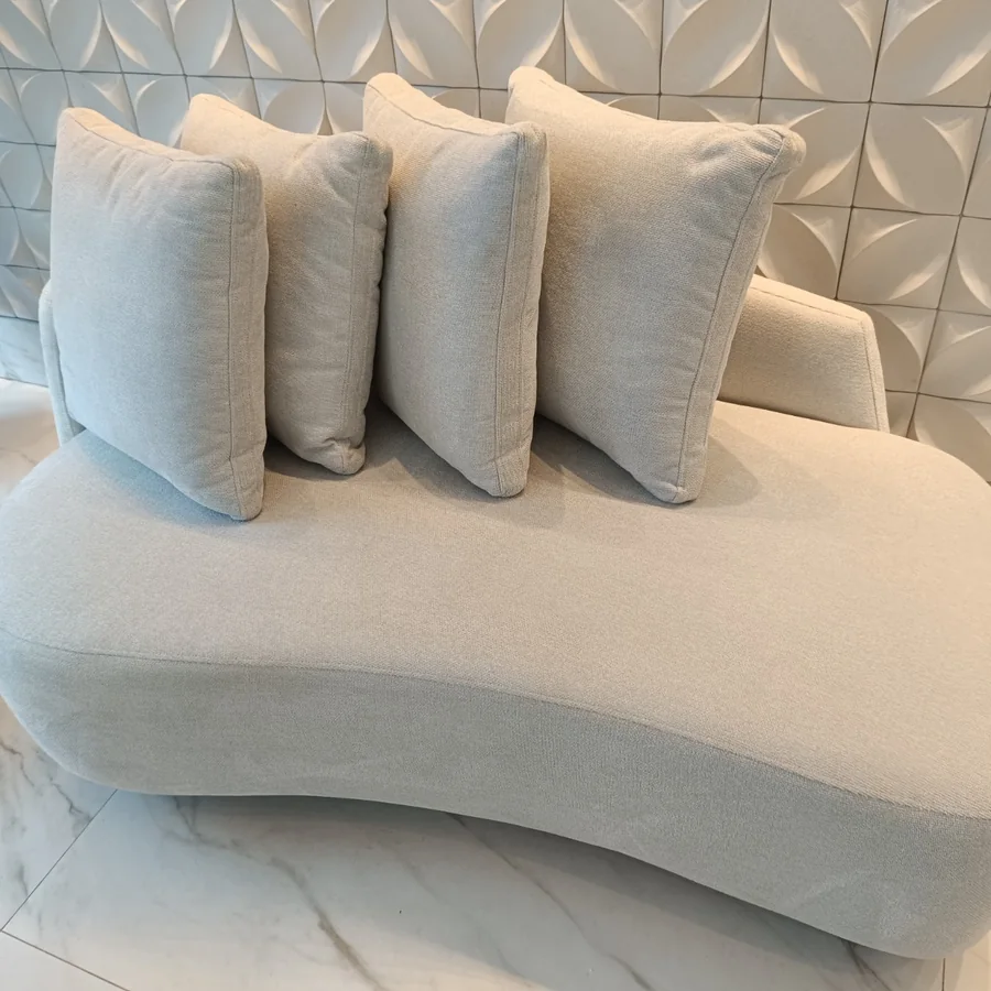 Chaise de bouclé depois da higienização, limpo e renovado