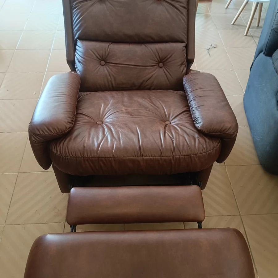 Poltrona reclinável de couro depois da higienização, limpo e renovado