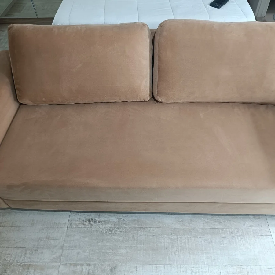Sofá bege de 3 lugares depois da higienização, limpo e renovado
