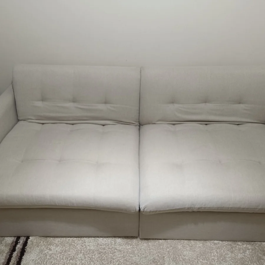 Sofá branco de 2 lugares antes da higienização, encardido e manchado