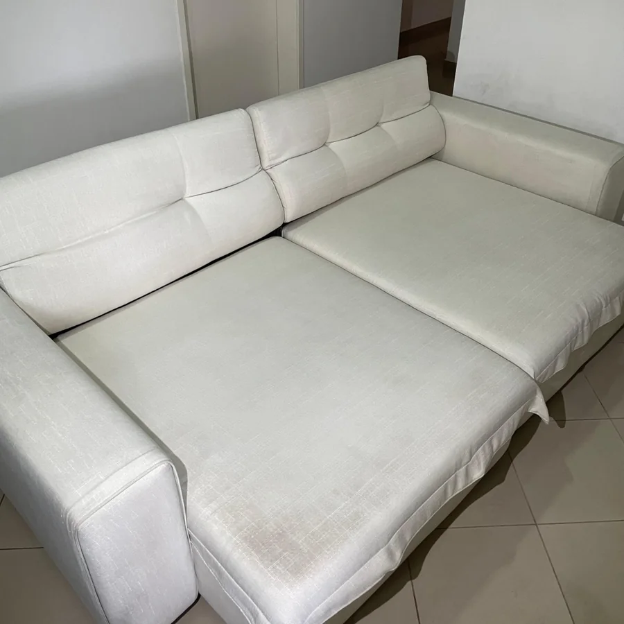 Sofá branco em L depois da higienização, limpo e renovado