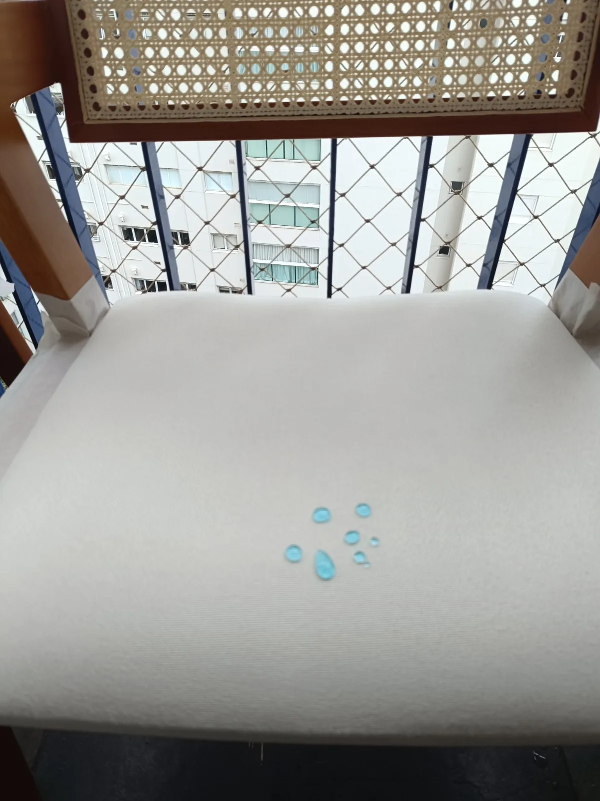 Gotas de água paradas sobre o tecido impermeabilizado, sem absorção