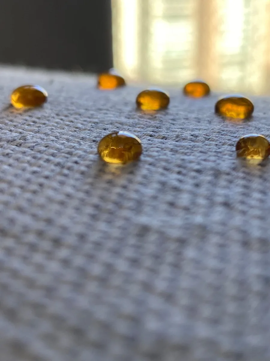 Gotas paradas sobre o tecido impermeabilizado, sem absorção
