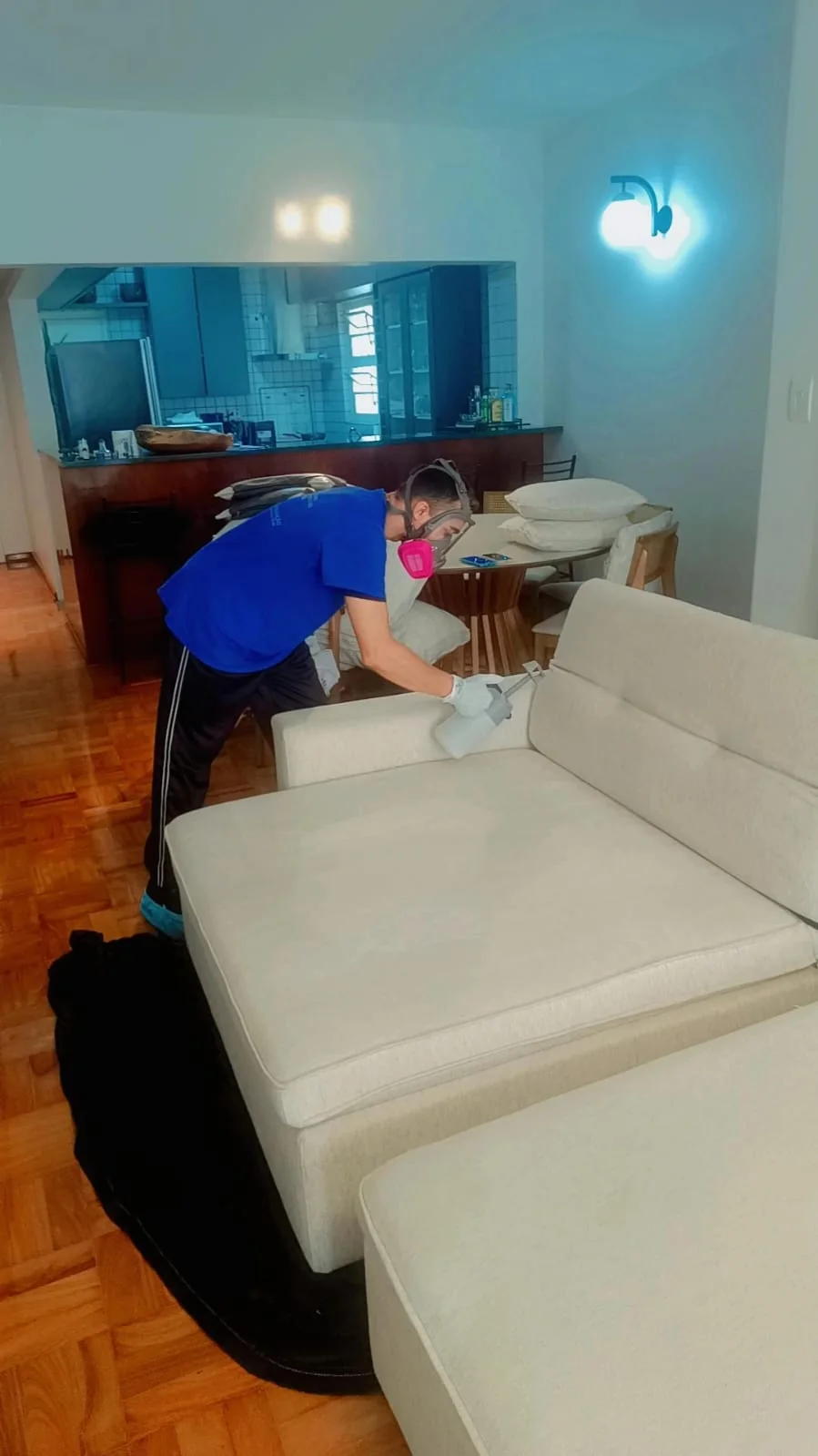 Jhonnes, técnico da Piscou Limpou, higienizando um sofá a domicílio