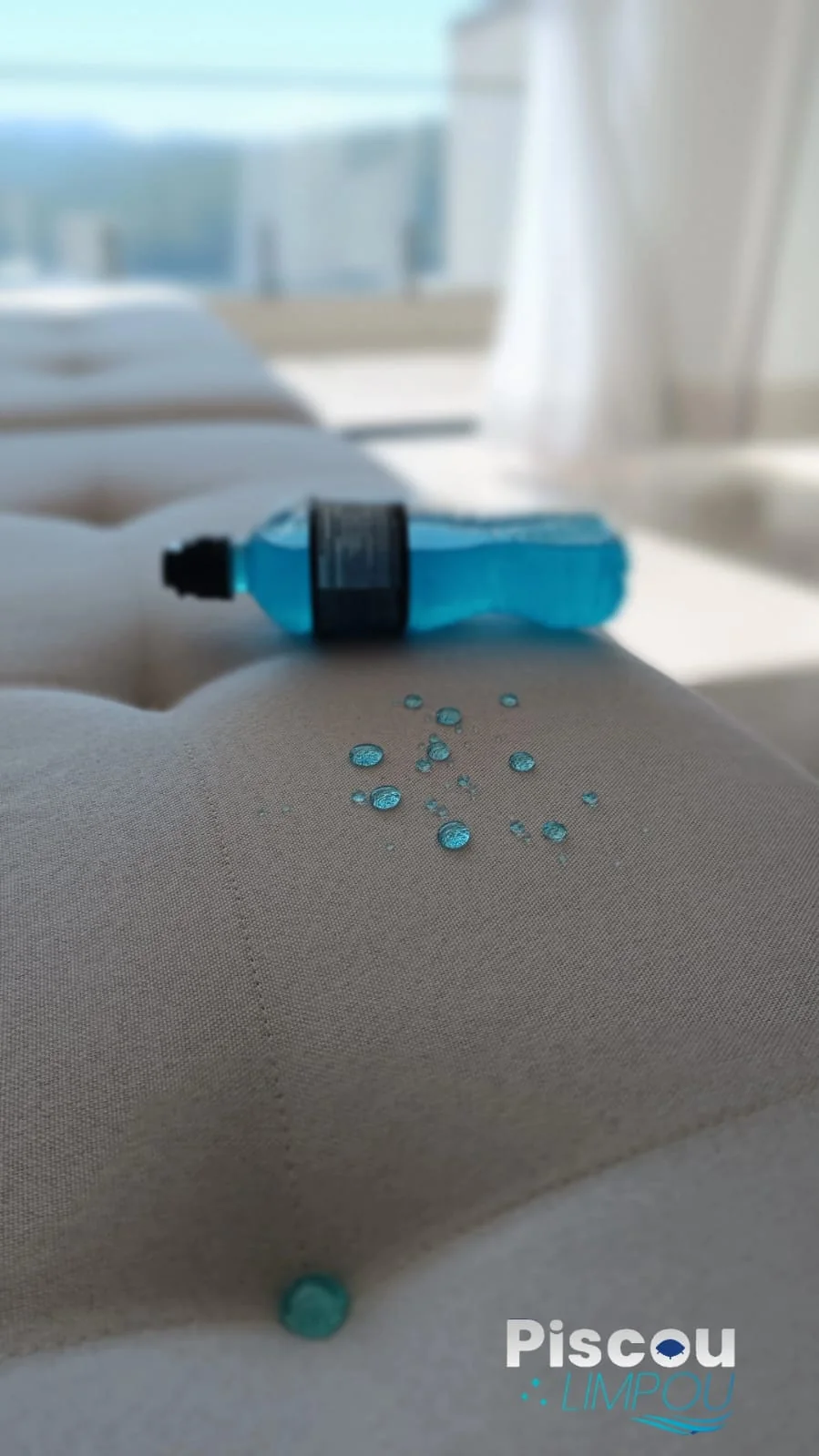 Teste com bebida: o líquido vira gota e fica parado na superfície